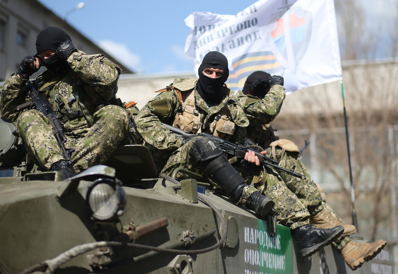 
					Members of Donbass self defense units in the town of Sloviansk in April 2014.					 					Mikhail Pochuyev / TASS				
