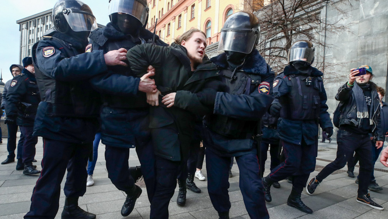 Orang-orang memprotes perubahan konstitusi di Moskow dan St. Petersburg.  Petersburg.  Valery Sharifulin / TASS