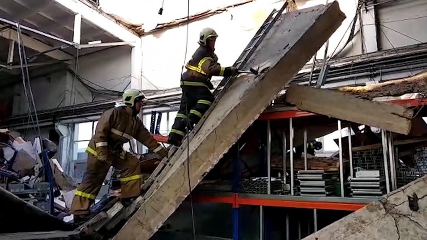 Factory Building Collapse 3 Dead in Factory Roof Collapse Outside Moscow