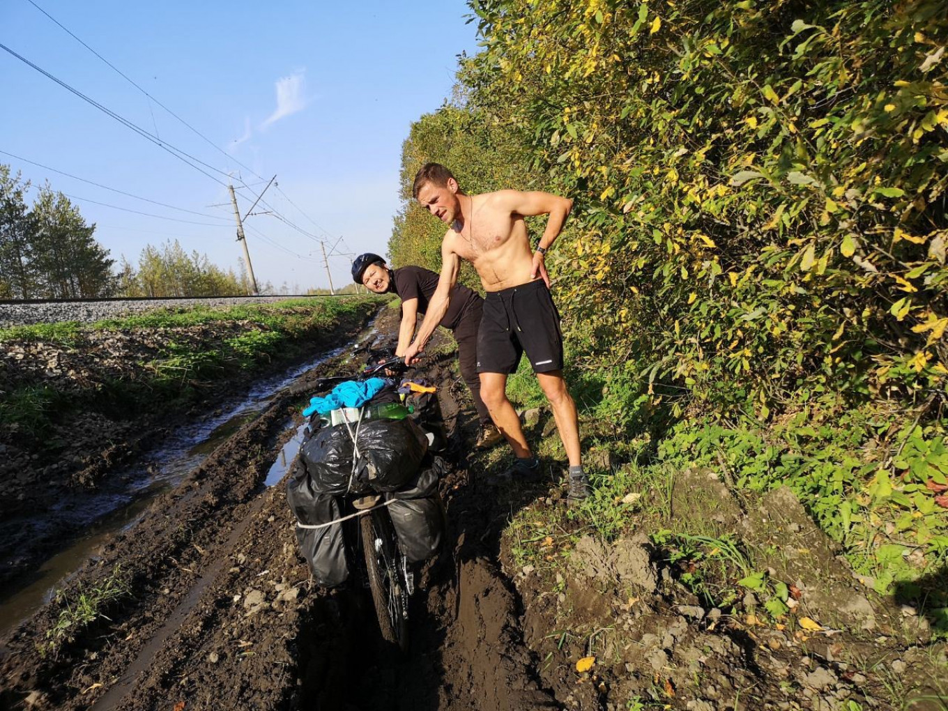 
					Bad roads remain one of Russia's eternal problems.					 					Velo 1. Moskva-Peterburg / Telegram				