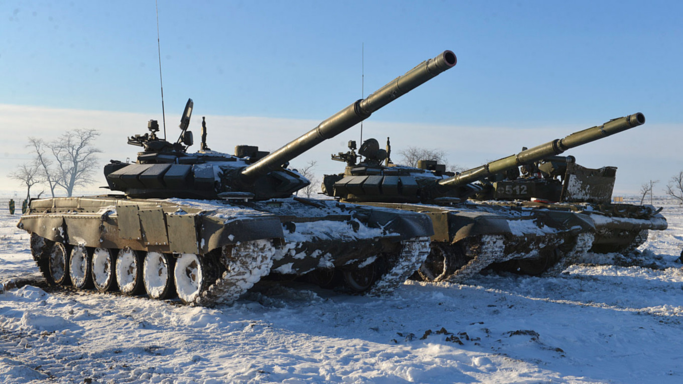 60 Russian T-72 suddenly appeared 13km of the Border!