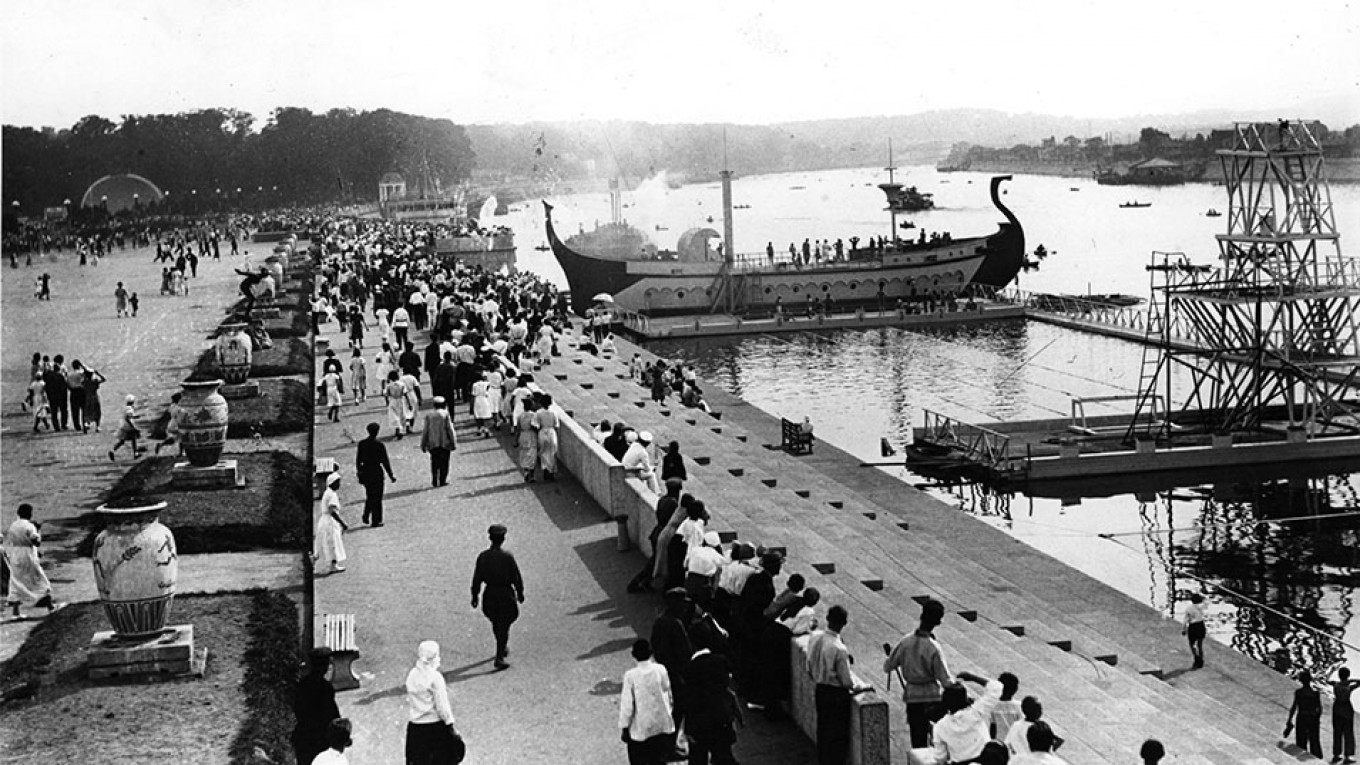 
					The Pushkin Embankment in 1940, designed by A. Vlasov.					 					Gorky Park				