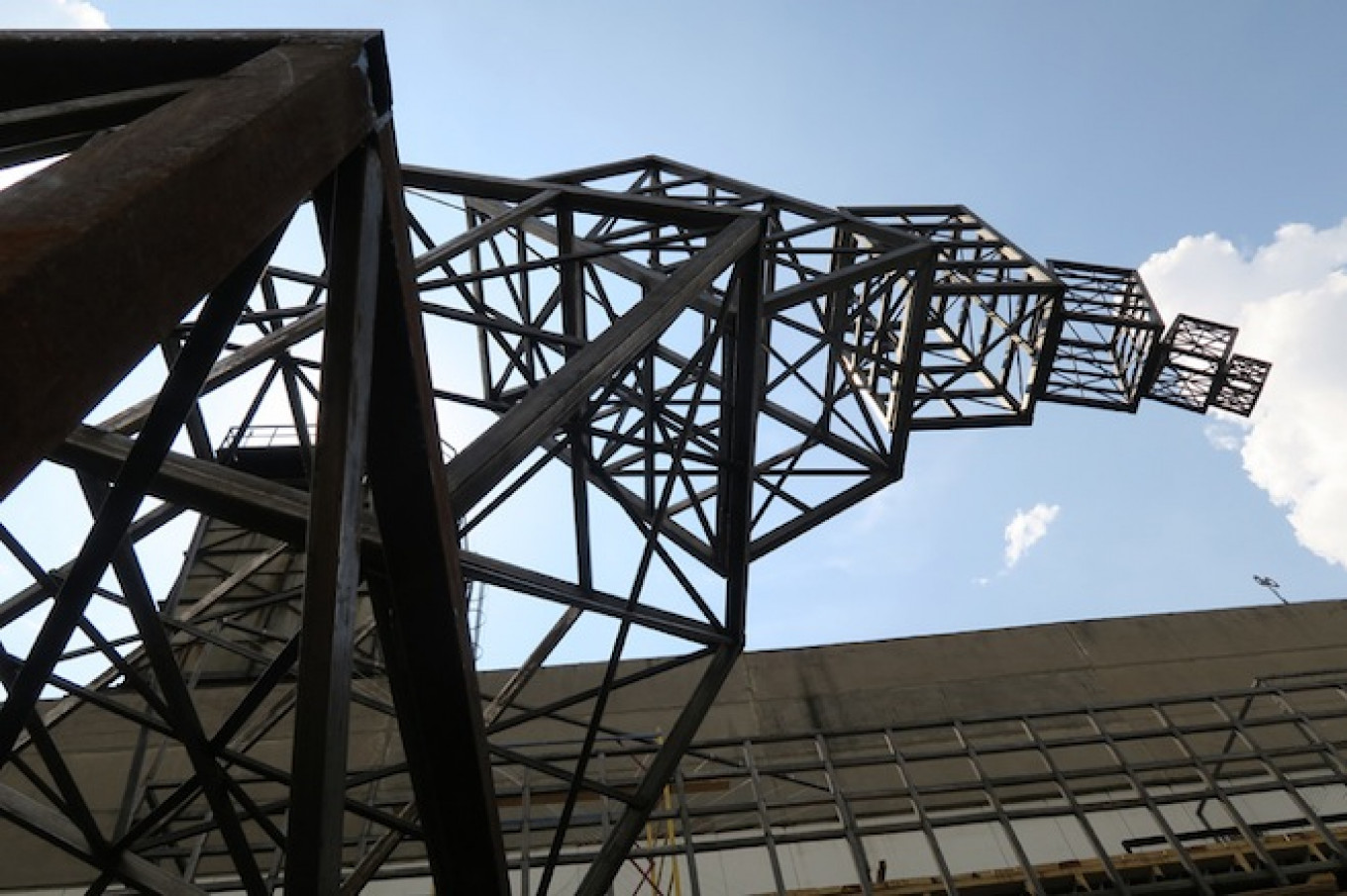 
					For this year's Outline festival, Dutch artist Willem Besselink made a steel construction of 7 copies matching the towers at the MozAL site.					 									