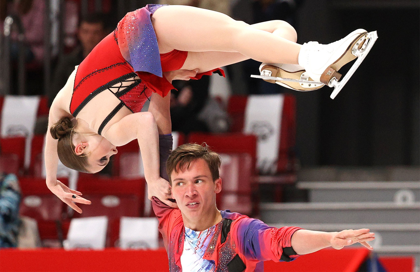 Sepasang skater Yulia Artemyeva dan Mikhail Nazarychev Sergei Bobylev / TASS