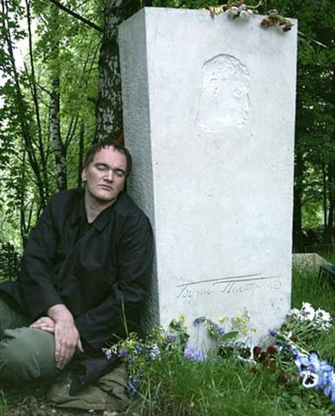 
					Tarantino visited Pasternak's grave at Moscow's Peredelkino cemetery in 2004 while visiting Russia for the 26th Moscow Film Festival.					 					Twitter / literaturarussa				