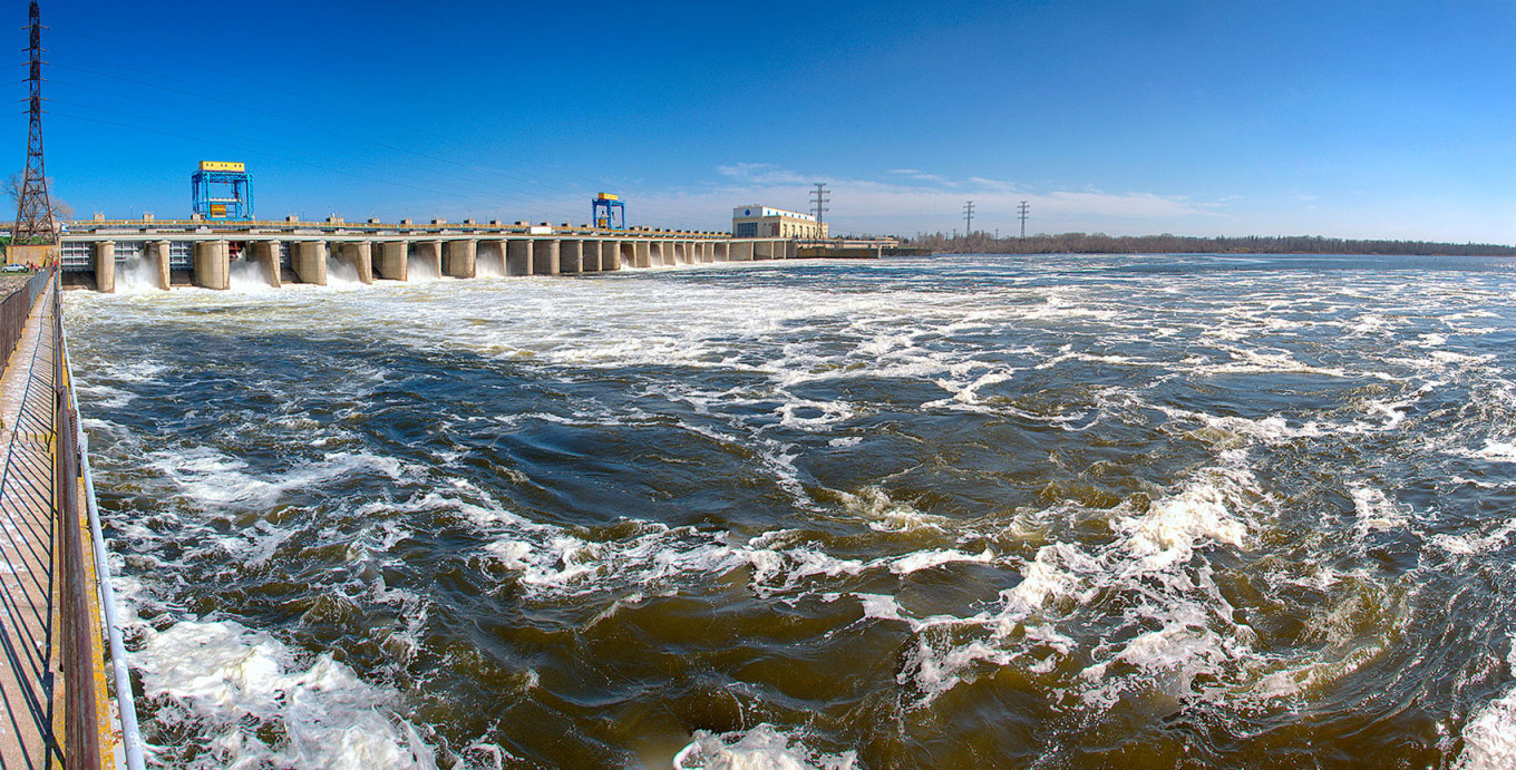 
					The Kakhovka dam and hyydroelectric power plant.					 					Volodymyr Dziubak (CC BY-SA 4.0)				