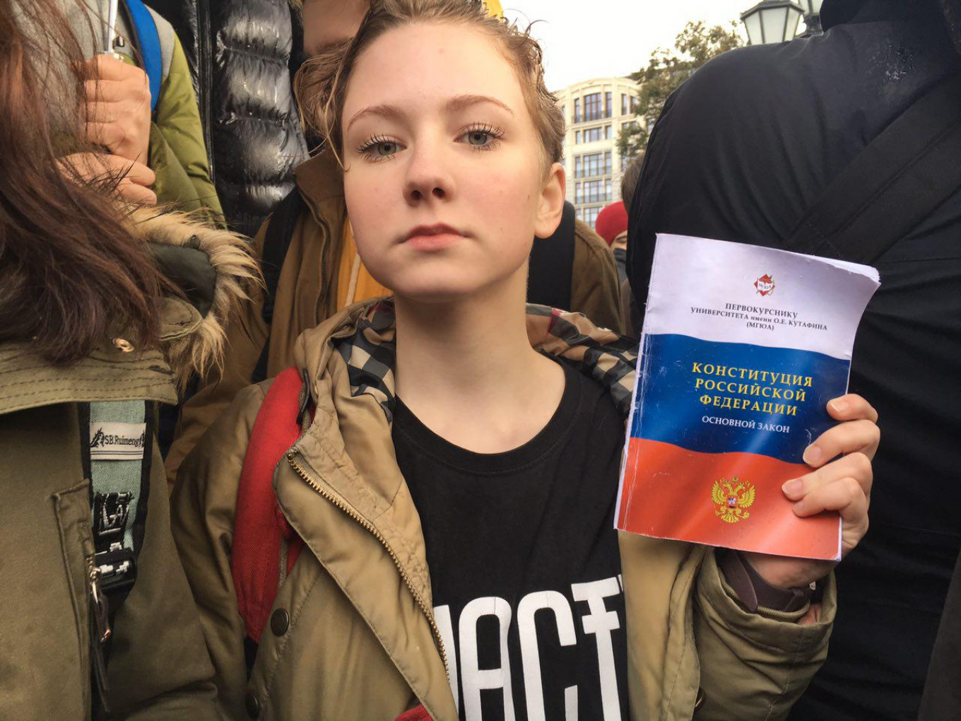 Banyak pengunjuk rasa membawa salinan konstitusi Rusia Ksenia Churmanova / Untuk MT bersama mereka