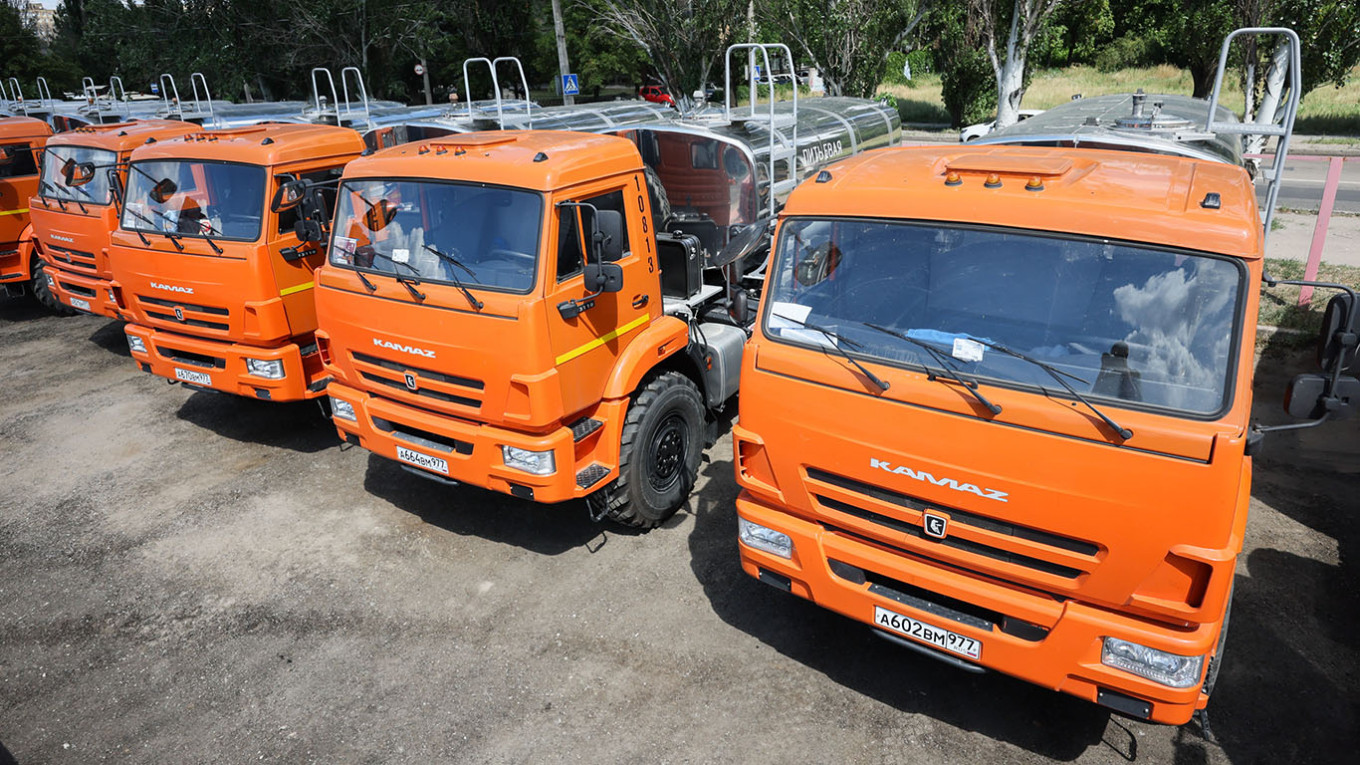 Water tank trucks that have arrived in Donetsk from its patron region of Moscow. Dmitry Yagodkin / TASS