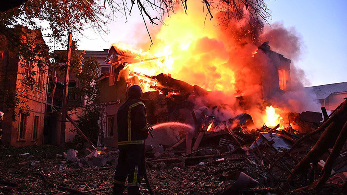 Kebakaran di kota Mykolaiv, Ukraina, yang disebabkan oleh penembakan Rusia.  Layanan Darurat Negara Ukraina