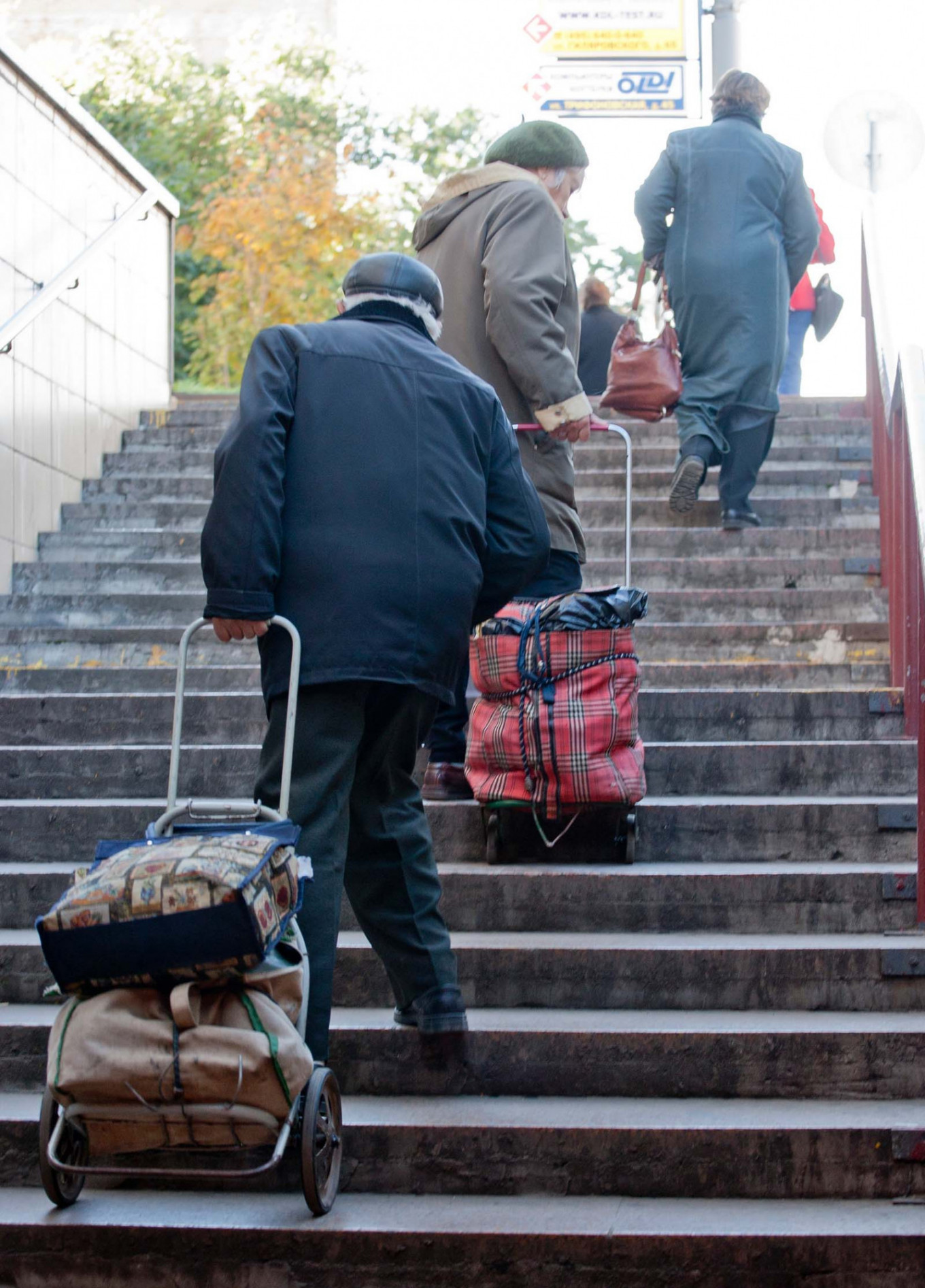 
					Pensioners on the street are often seen using wheeled carts to transport their baggage. 					 					Vladimir Filonov / MT				