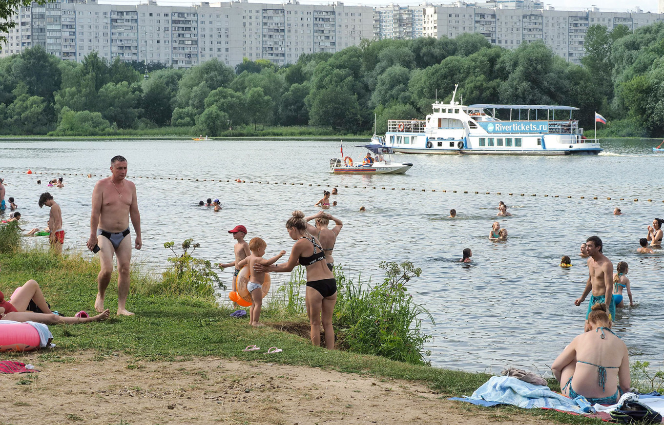 Зона купания. Пляжи Москвы. Места для купания в Москве. На пляже купание. Ближайшие пруды для купания.