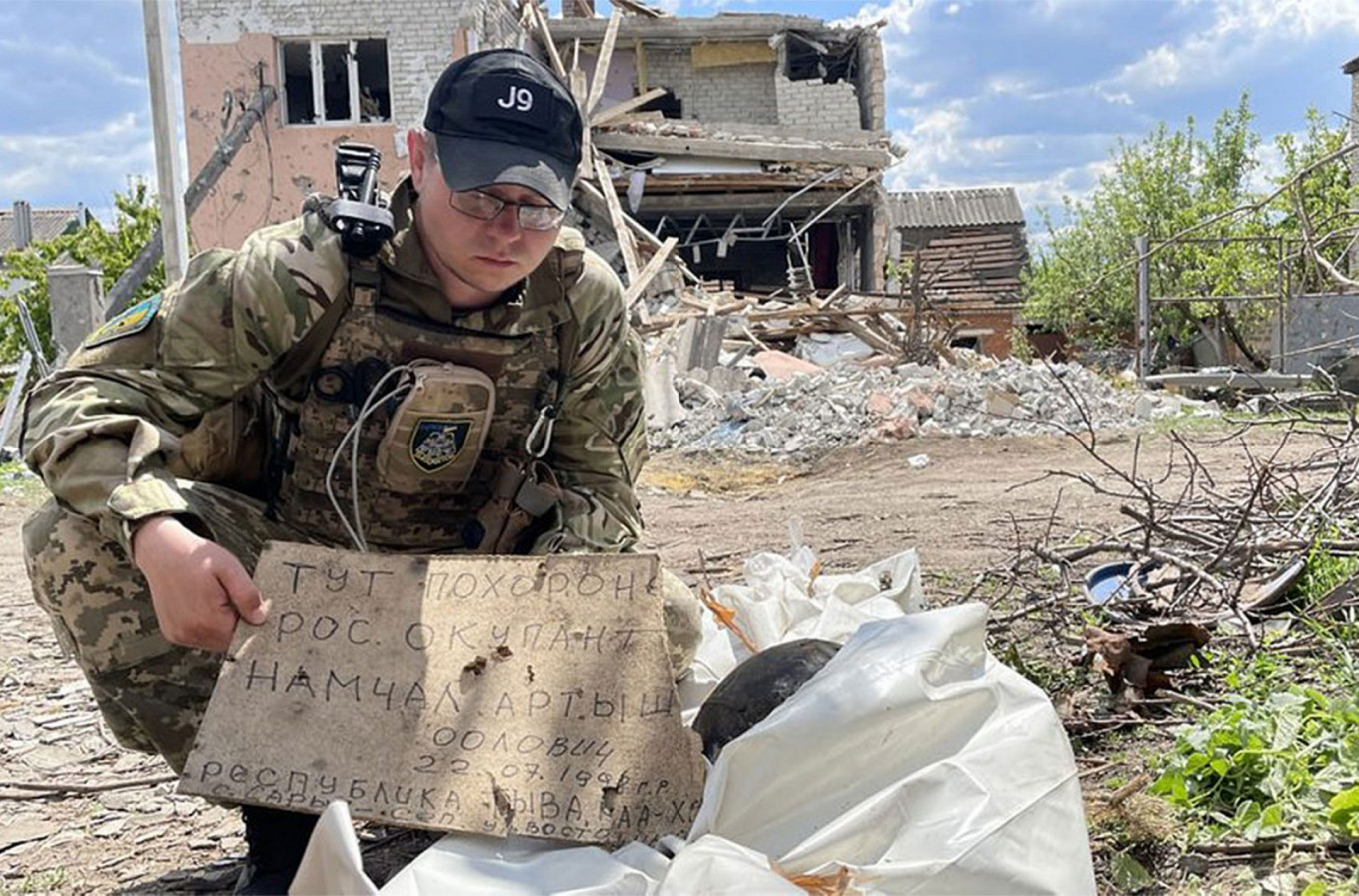 
					In the village of Malaya Rohan in Ukraine’s Kharkiv region a makeshift grave marker reads: "Here the Russian occupant Artysh Namchal Oolovich is buried, 22.07.1998, Republic of Tyva." 					 					apostrophe.ua				