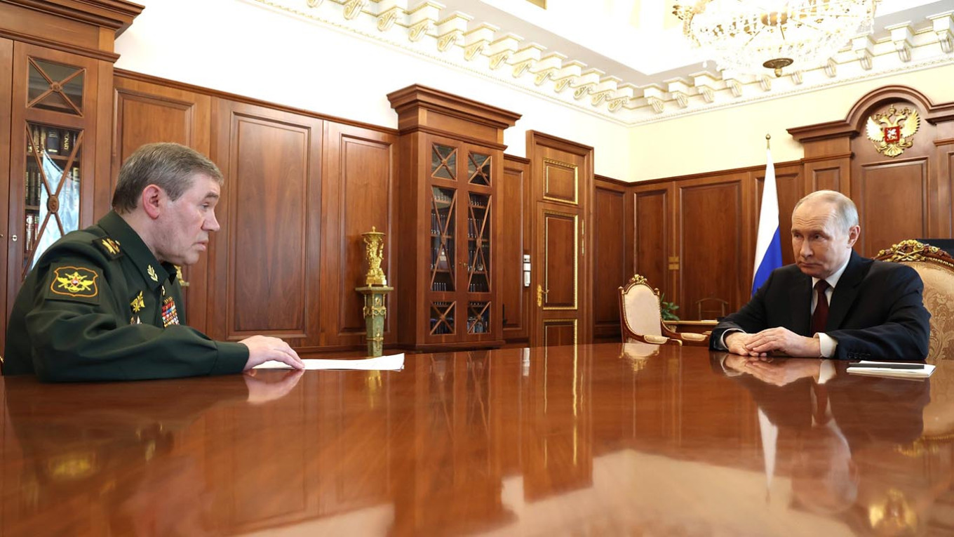 Chief of the General Staff of the Russian Armed Forces Army General Valery Gerasimov and Vladimir Putin. kremlin.ru