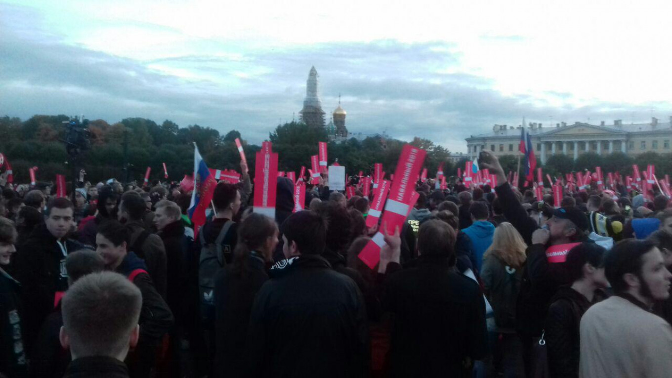 
					Several hundred people have gathered on the Field of Mars site in St. Petersburg					 					Francesca Visser/ For MT				