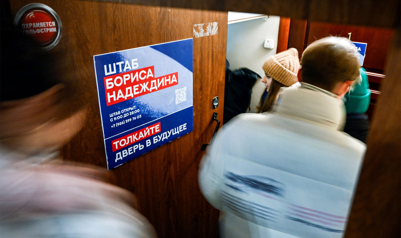 
					People line up at Boris Nadezhdin's campaign headquarters in Moscow. The sign on the door reads "Boris Nadezhdin's headquarters: Push the door to the future."					 					Alexander Nemenov / AFP				