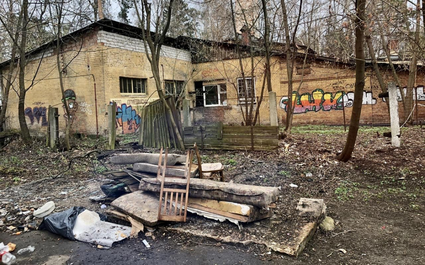 
					A rundown home on the outskirts of Moscow inhabited by Cuban migrants.					 					Pedro Luis García's personal archive.				