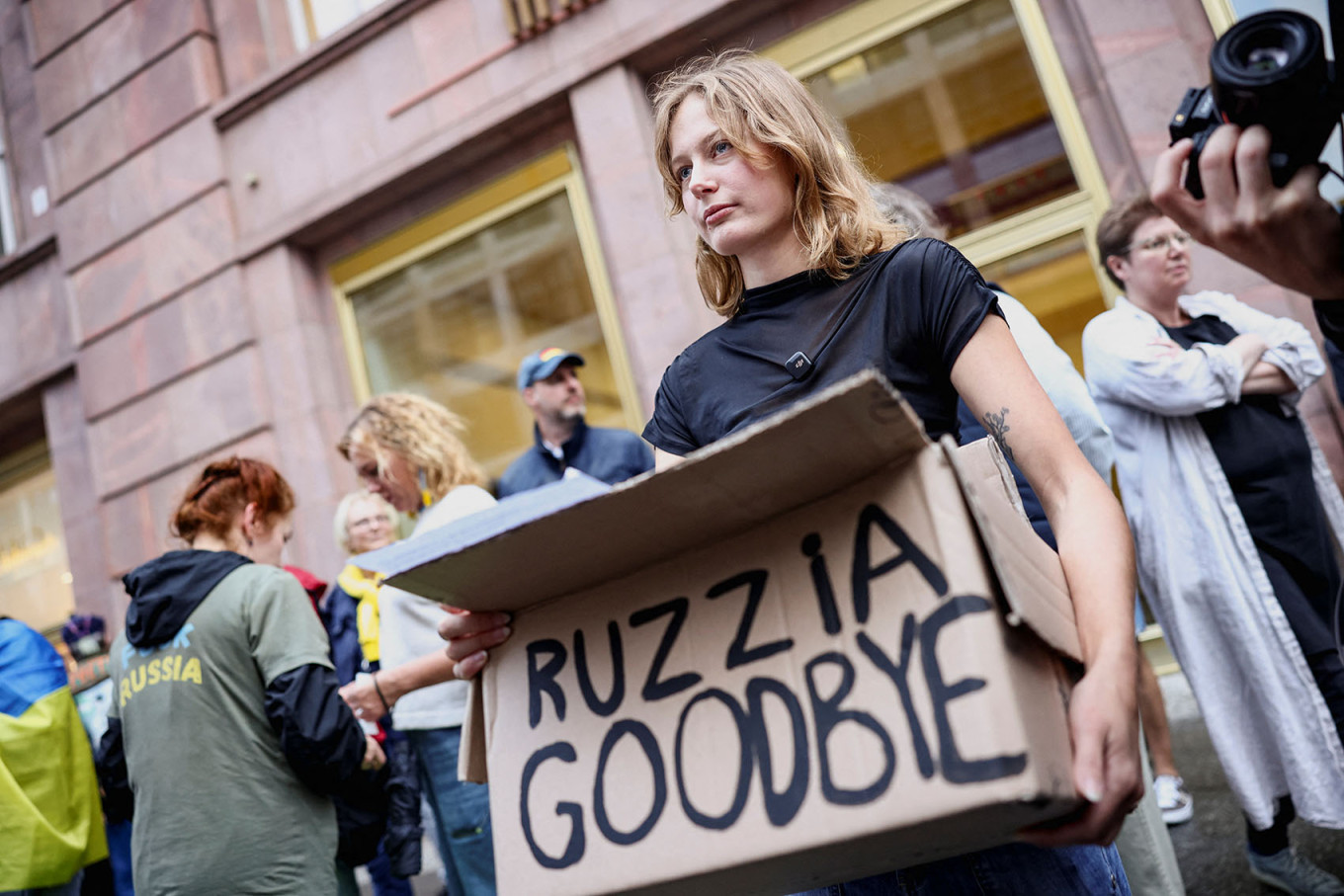 
					Activists protest under the slogan "No Kremlin in Berlin" against a demonstration by Germany's Sahra Wagenknecht Alliance (BSW) party in support of the Russian House.					 					REUTERS / Liesa Johannssen				