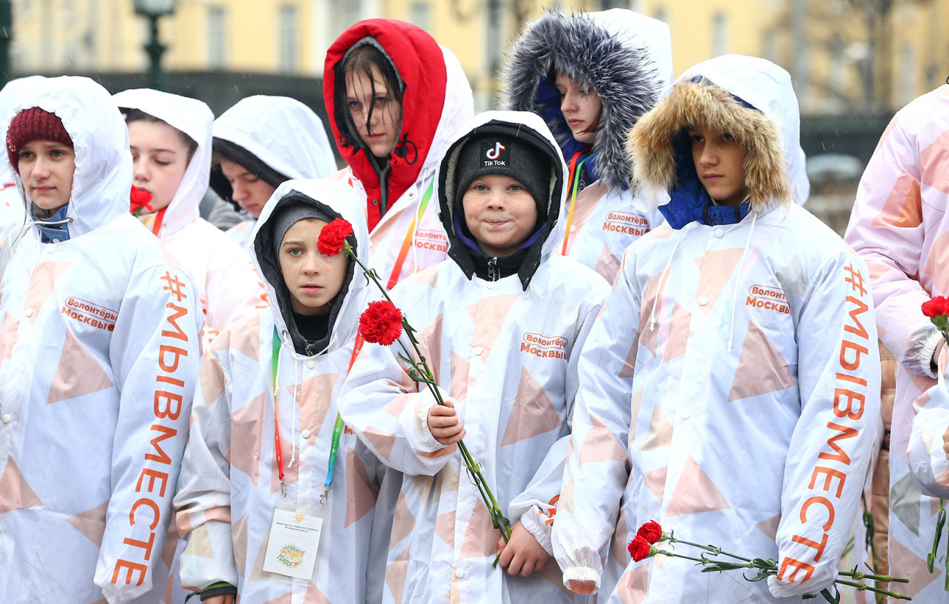 
					Schoolchildren from LNR and DNR laying flowers at the Tomb of the Unknown Soldier in Moscow.					 					Sergei Vedyashkin / Moskva News Agency				