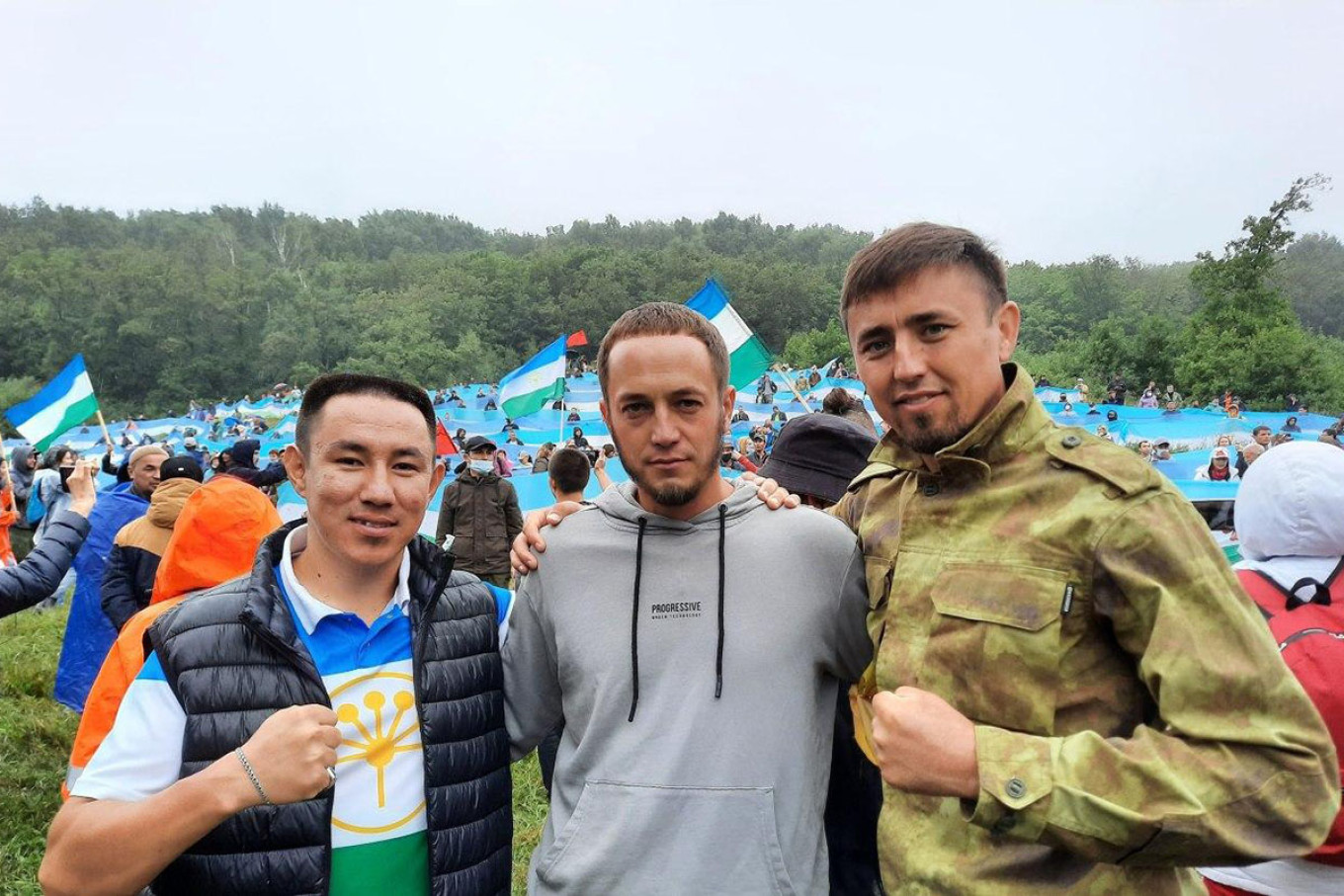 
					Activist Fayil Alsynov (R) with Kushtau defenders.					 					mbk-news				