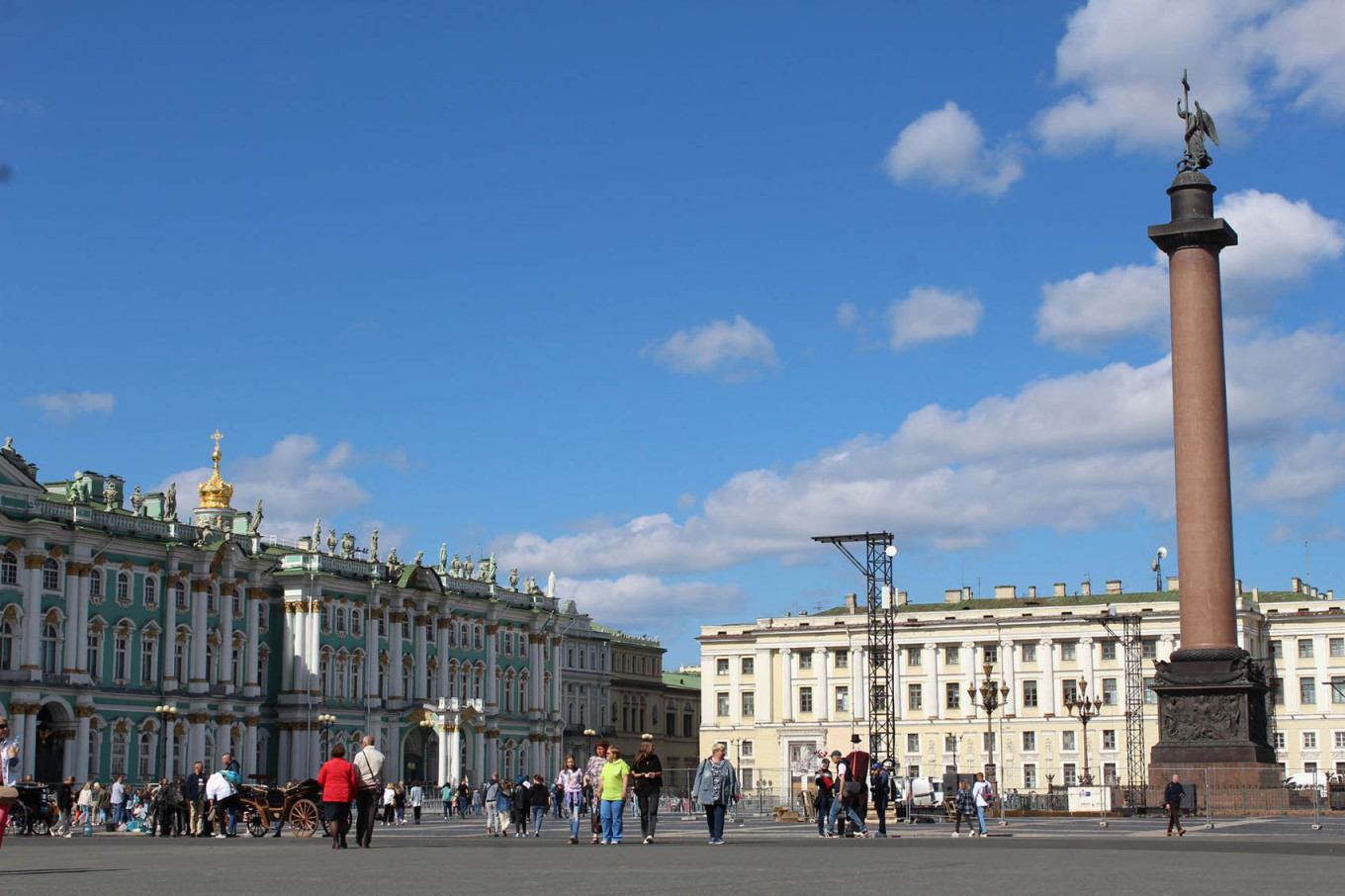 People on Palace Square in St. Petersburg. Paolo Boaretto / pexels