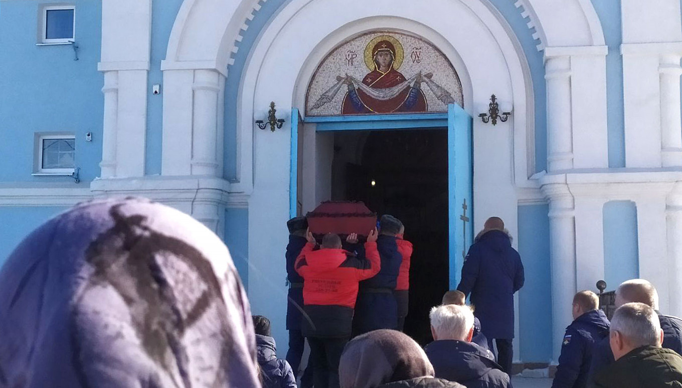 
					The dead soldier's body is borne into the church in Voronezh, southern Russia.					 					Kirill Ponomarev				