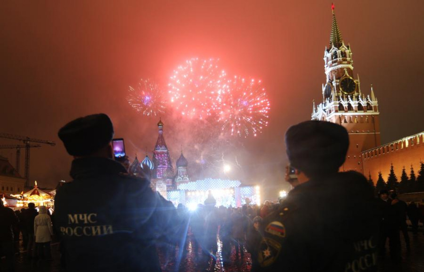 Москва таймс. Watching Fireworks Red Square.