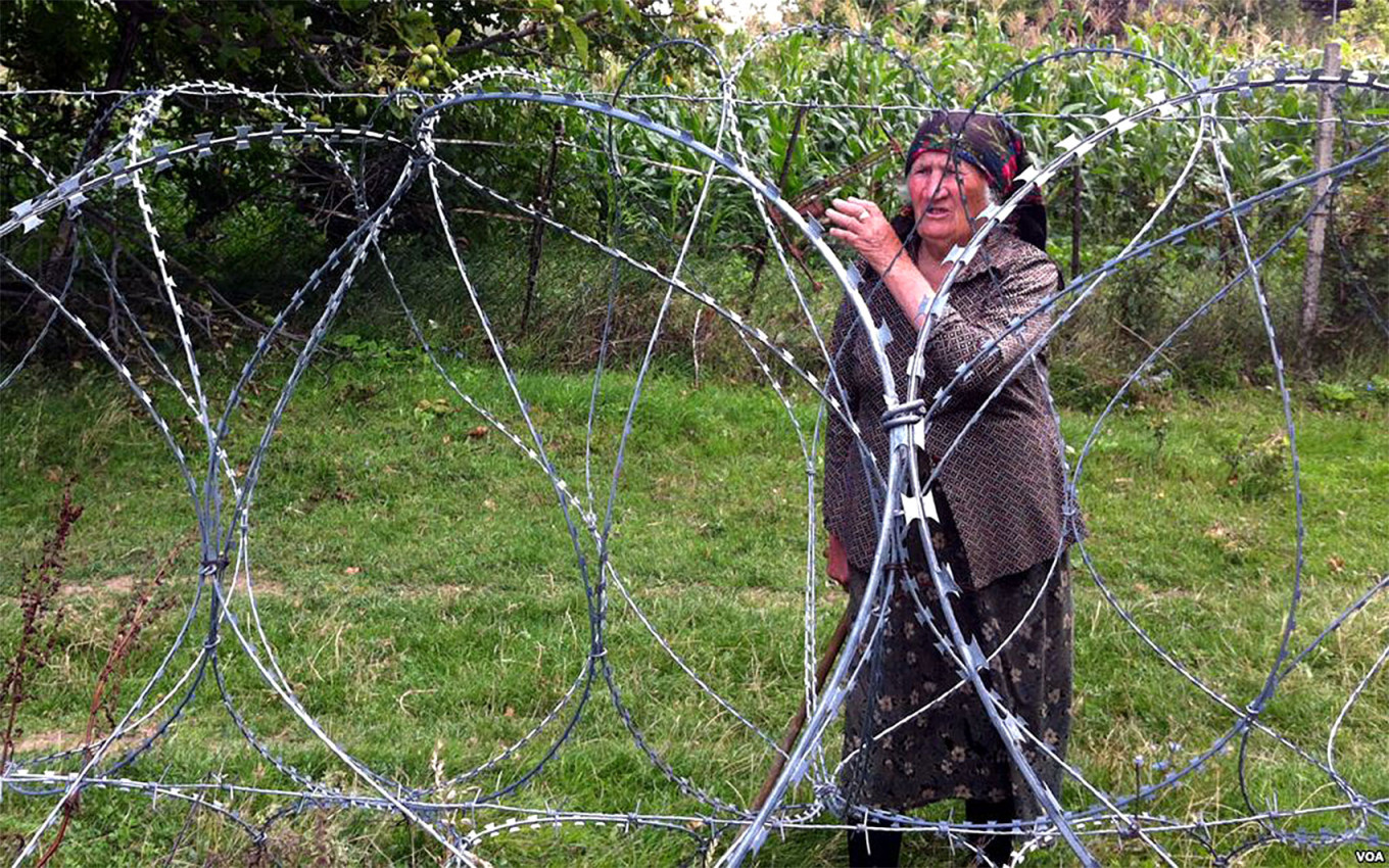 A Georgian villager is left beyond the barbwire installed by the Russian troops along the South Ossetia-Georgia contact line in September 2013. VOA
