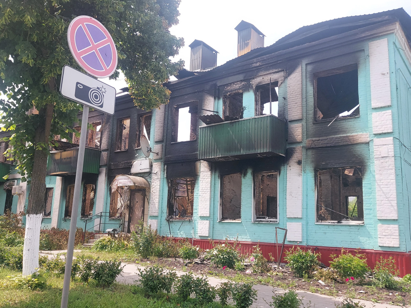 
					A burned-out apartment block in Shebekino.					 					Giovanni Pigni / MT				