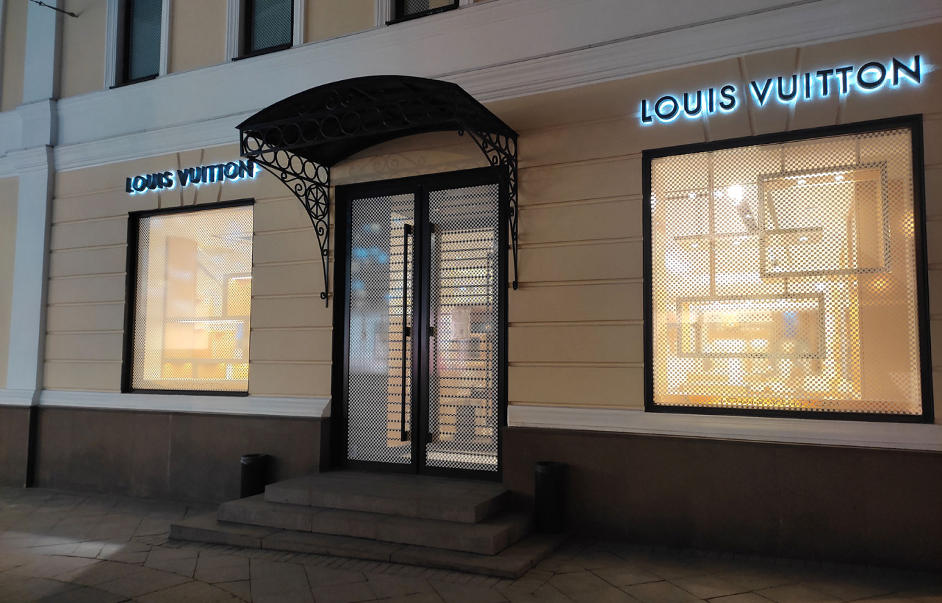 
					Louis Vuitton retail store, temporarily shut down. Stoleshnikov Lane, Moscow.					 					MT				