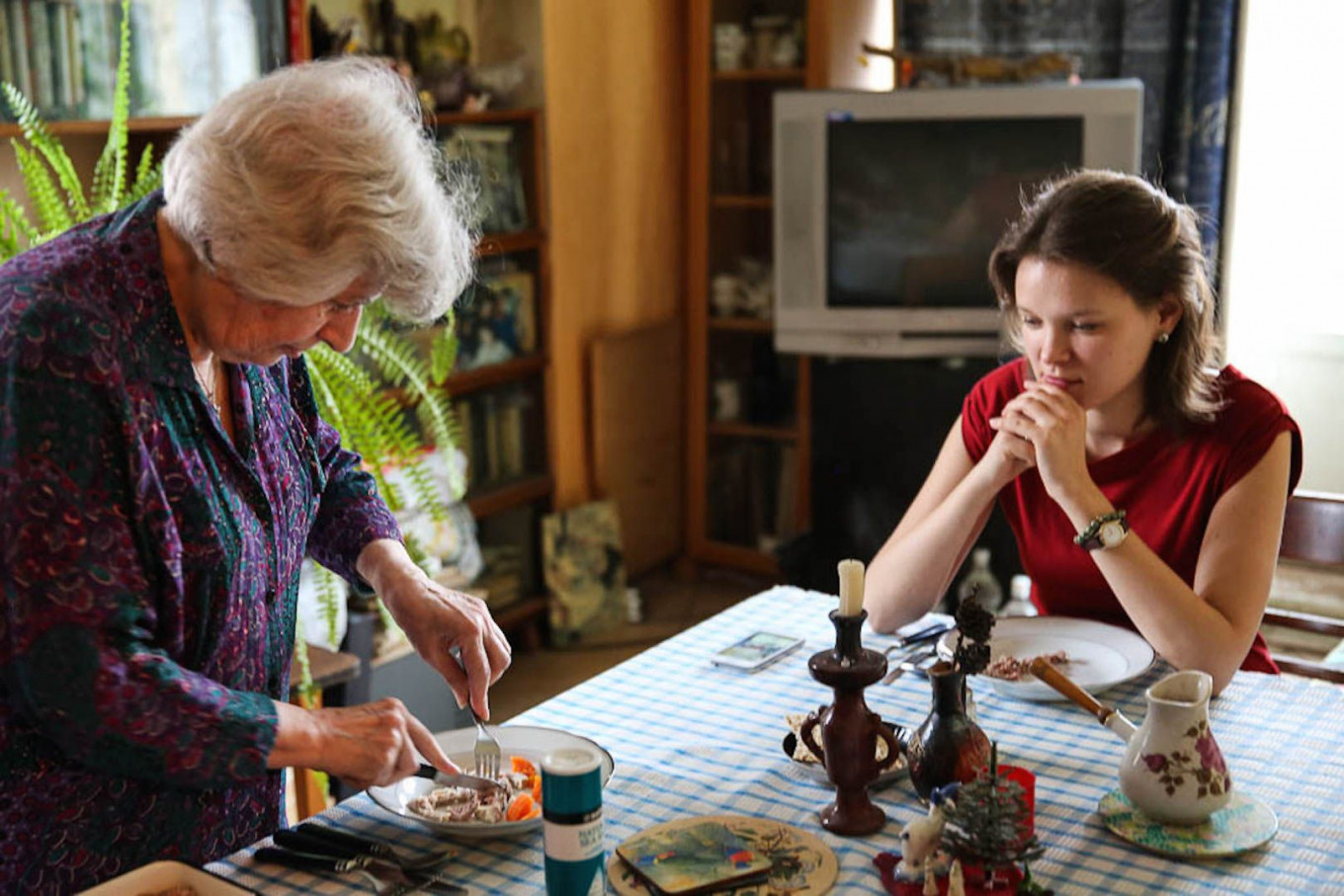 
					Yelena Moiseyevna demonstrating the finer points of presentation to her granddaughter.					 					Jennifer Eremeeva / MT				