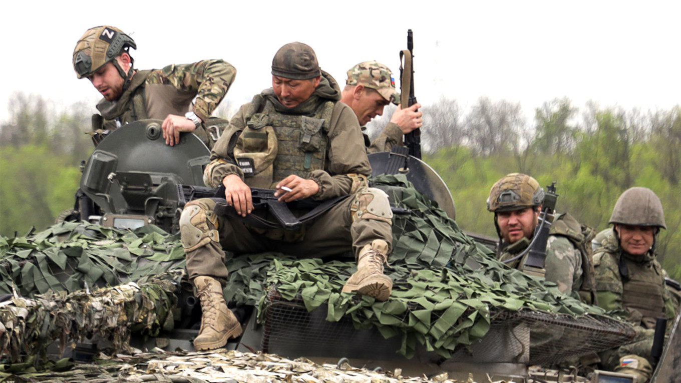 
					Russian servicemen on a BMP-3 infantry fighting vehicle					 					Ivan Noyabrev / TASS				