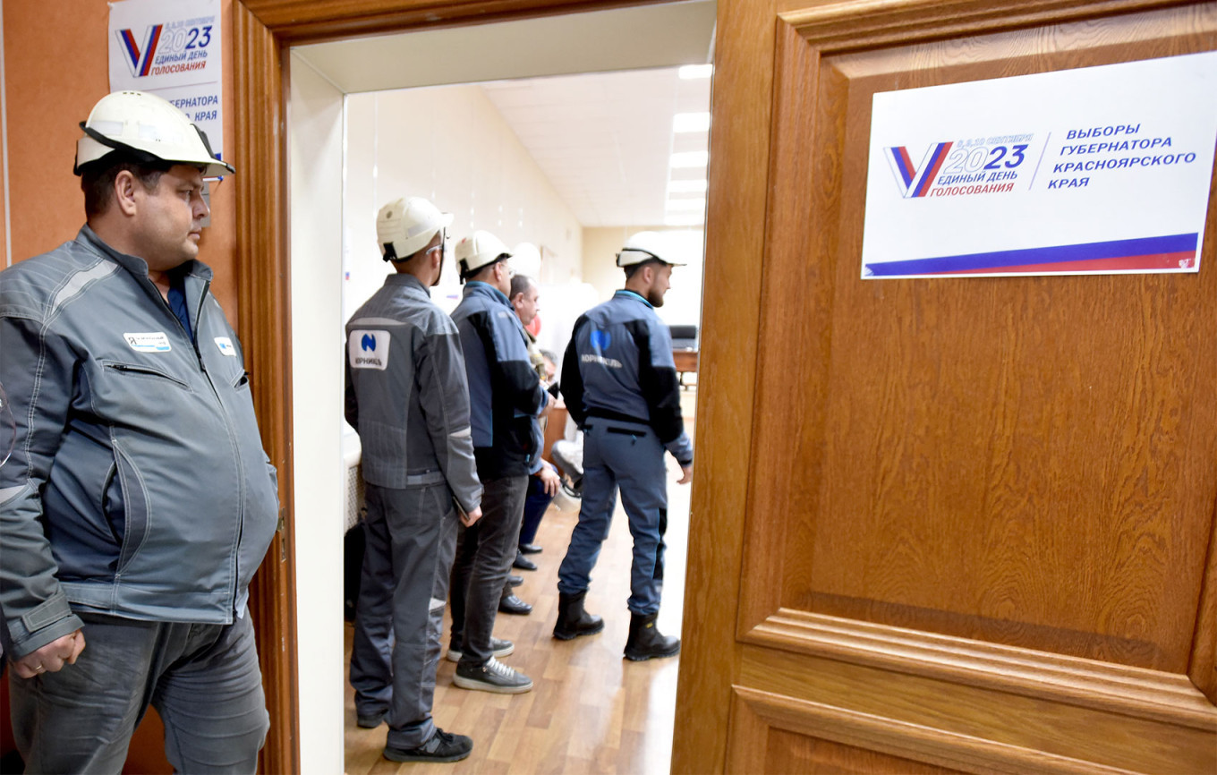 
					Employees of the Zapolyarny mine vote in the 2023 Krasnoyarsk region gubernatorial election at a polling station in Norilsk.					 					Denis Kozhevnikov / TASS				