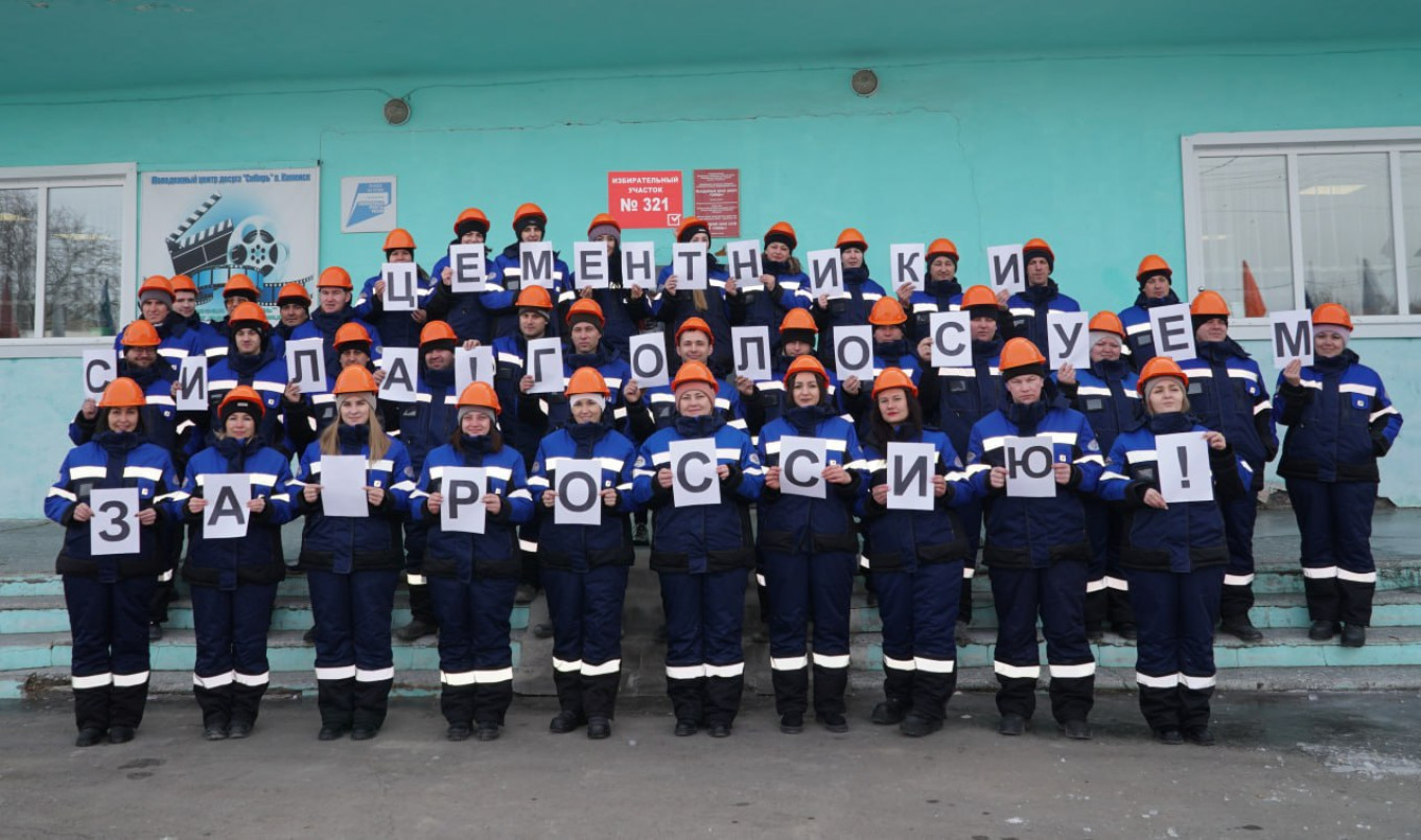 
					In Buryatia, workers of the Timlyuysk cement plant came to vote wearing overalls and helmets.					 					t.me/cikrf				
