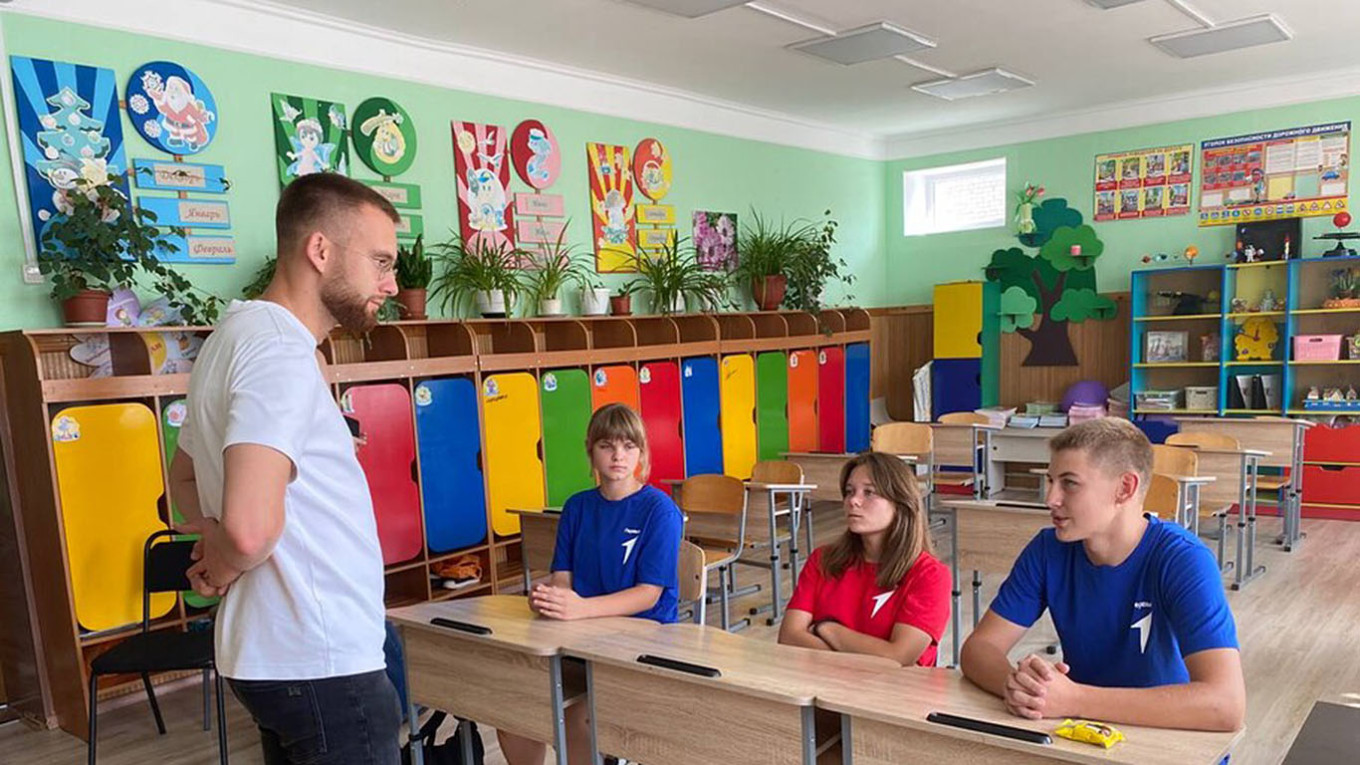 Alexei Lavrentyev with schoolchildren. @mypervie84