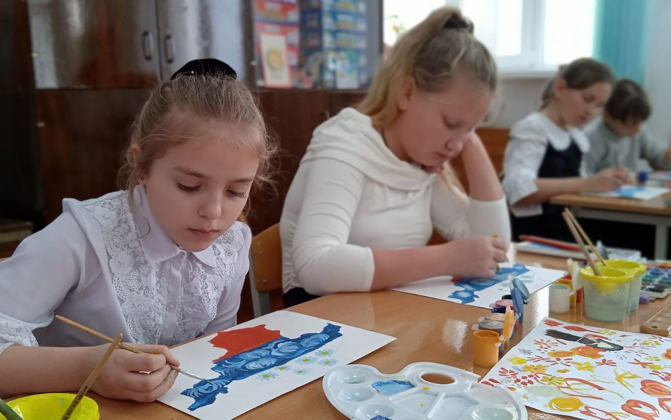 
					A school takes part in the “Colors of Crimea” campaign.					 					VK				