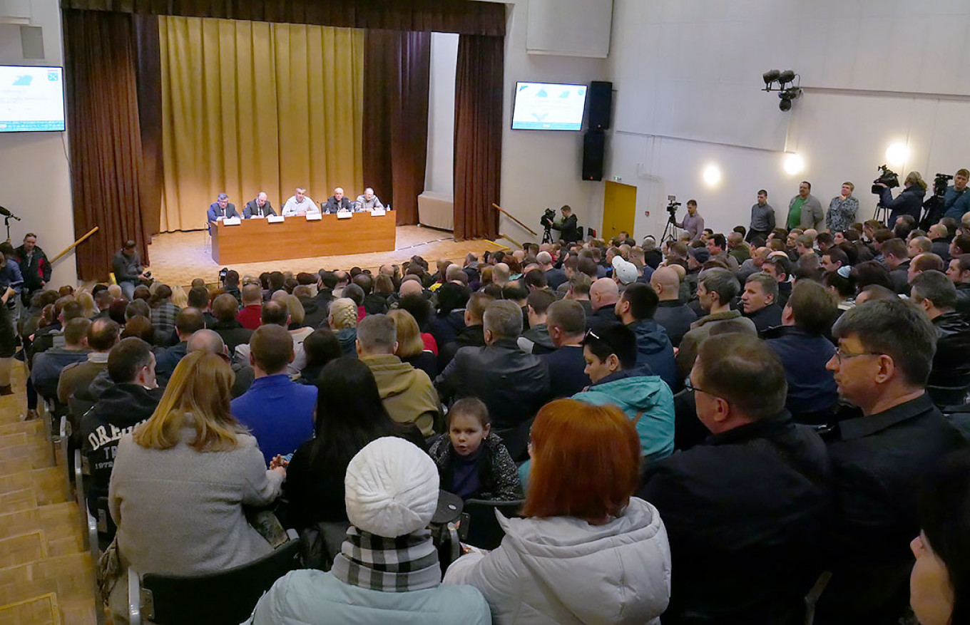 
					An estimated 400 Ford workers met government officials for answers about their future.					 					Daniel Kozin / MT				