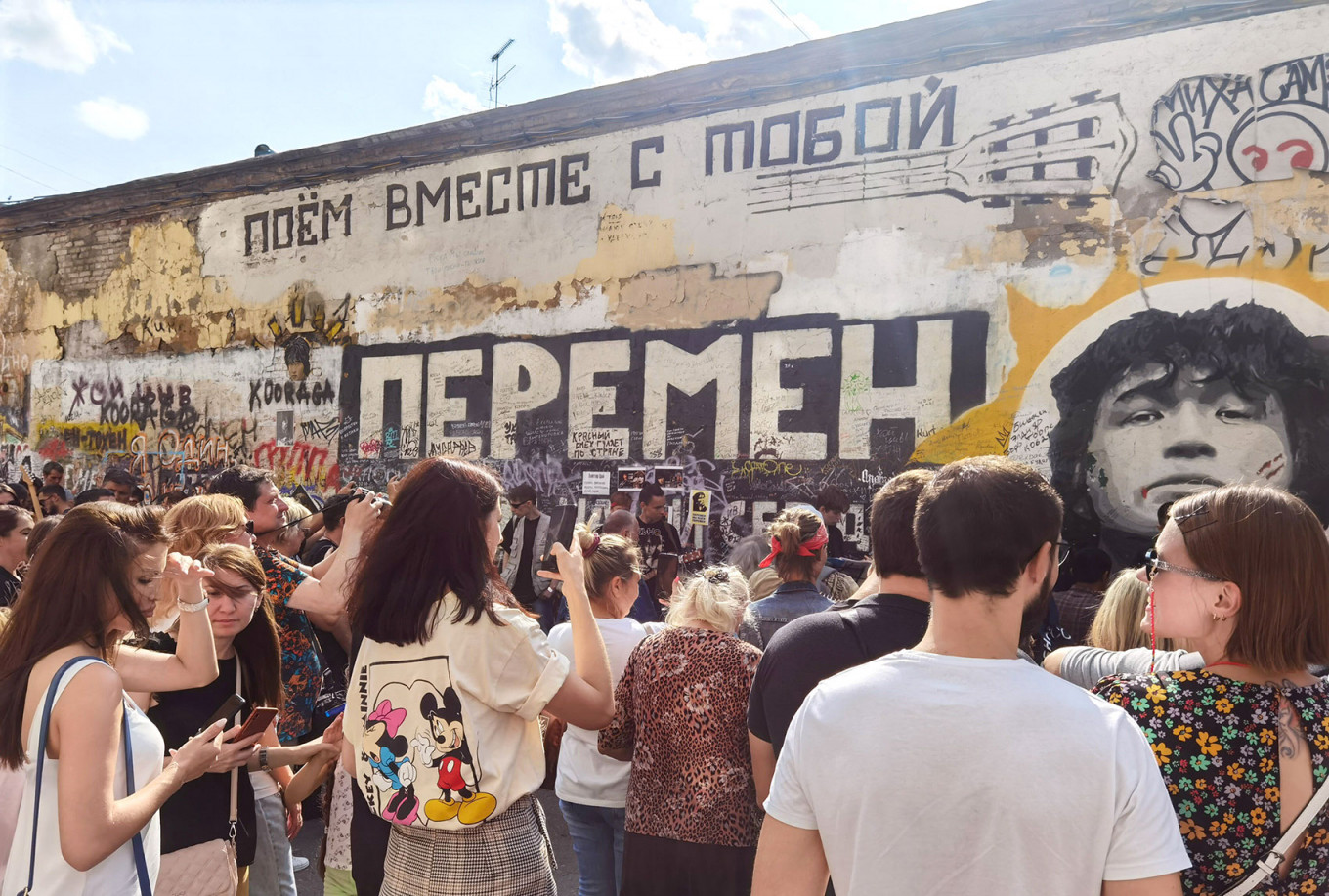 In Photos: Paying Tribute to Kino Frontman Viktor Tsoi - The Moscow Times