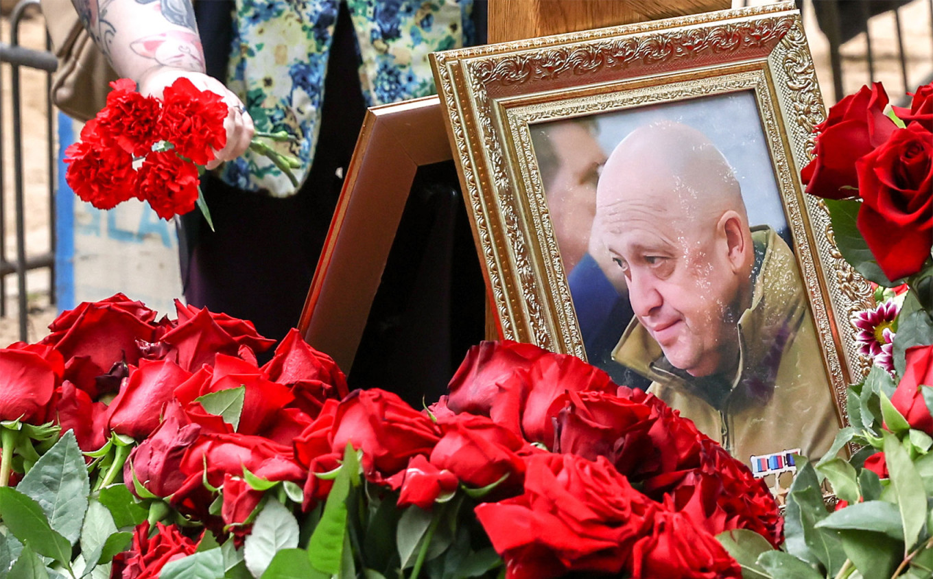 
					Flowers laid at Prigozhin's grave at Porokhovskoye Cemetery in St. Petersburg. 					 					Peter Kovalev / TASS				