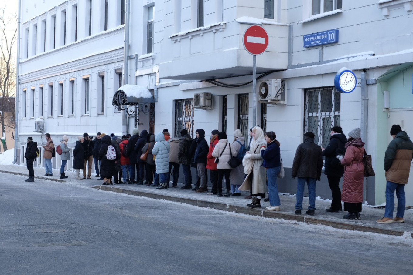 
					People in line outside Boris Nadezhdin's headquarters in Moscow.					 					MT				