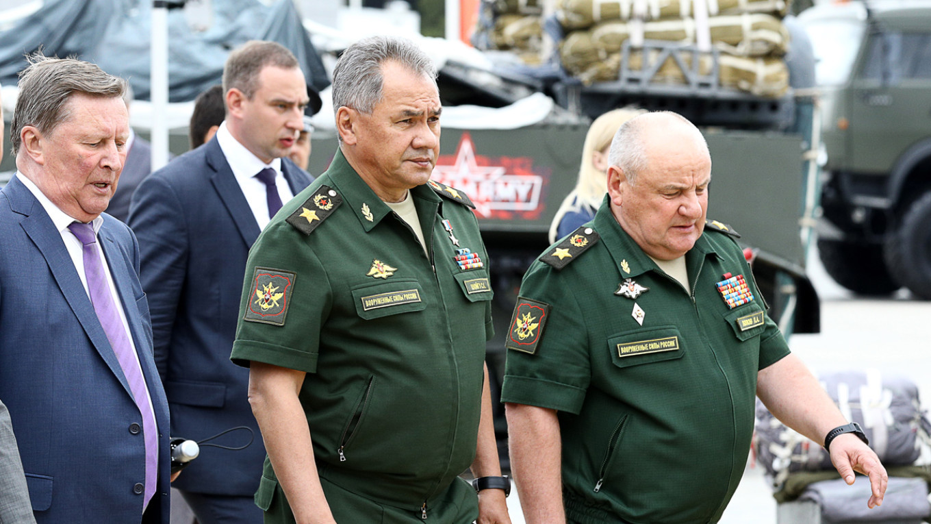 
					Former Defense Minister Sergei Shoigu and former Deputy Defense Minister Pavel Popov.					 					Mikhail Tereshchenko / TASS				