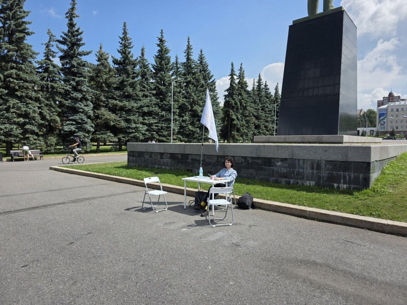A volunteer collects signatures for independent candidates in Ufa, the capital of the republic of Bashkortostan. civicunion / Telegram
