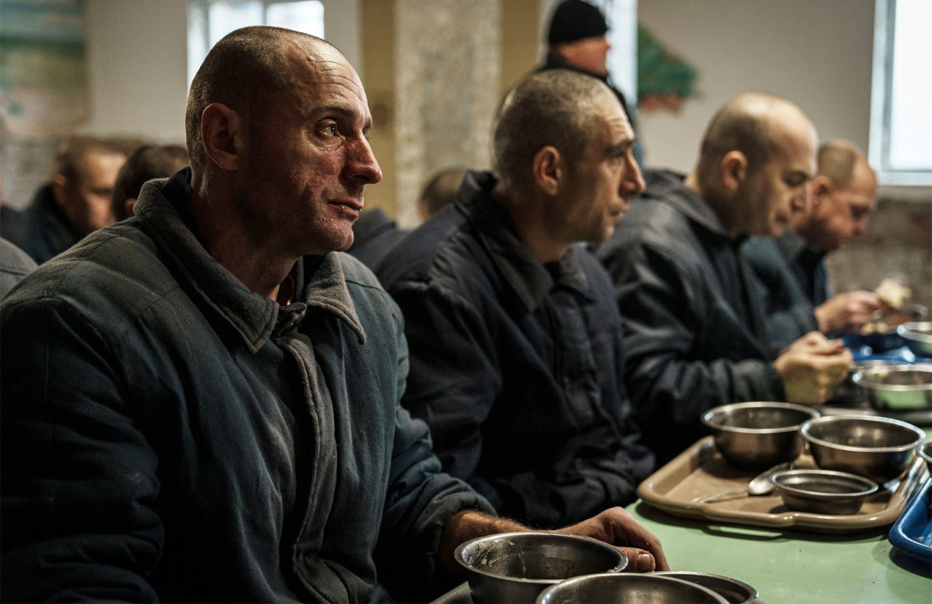 
					A group of Russian PoWs in a Ukrainian prison.					 					I Want to Live Project / hochuzhit.com				