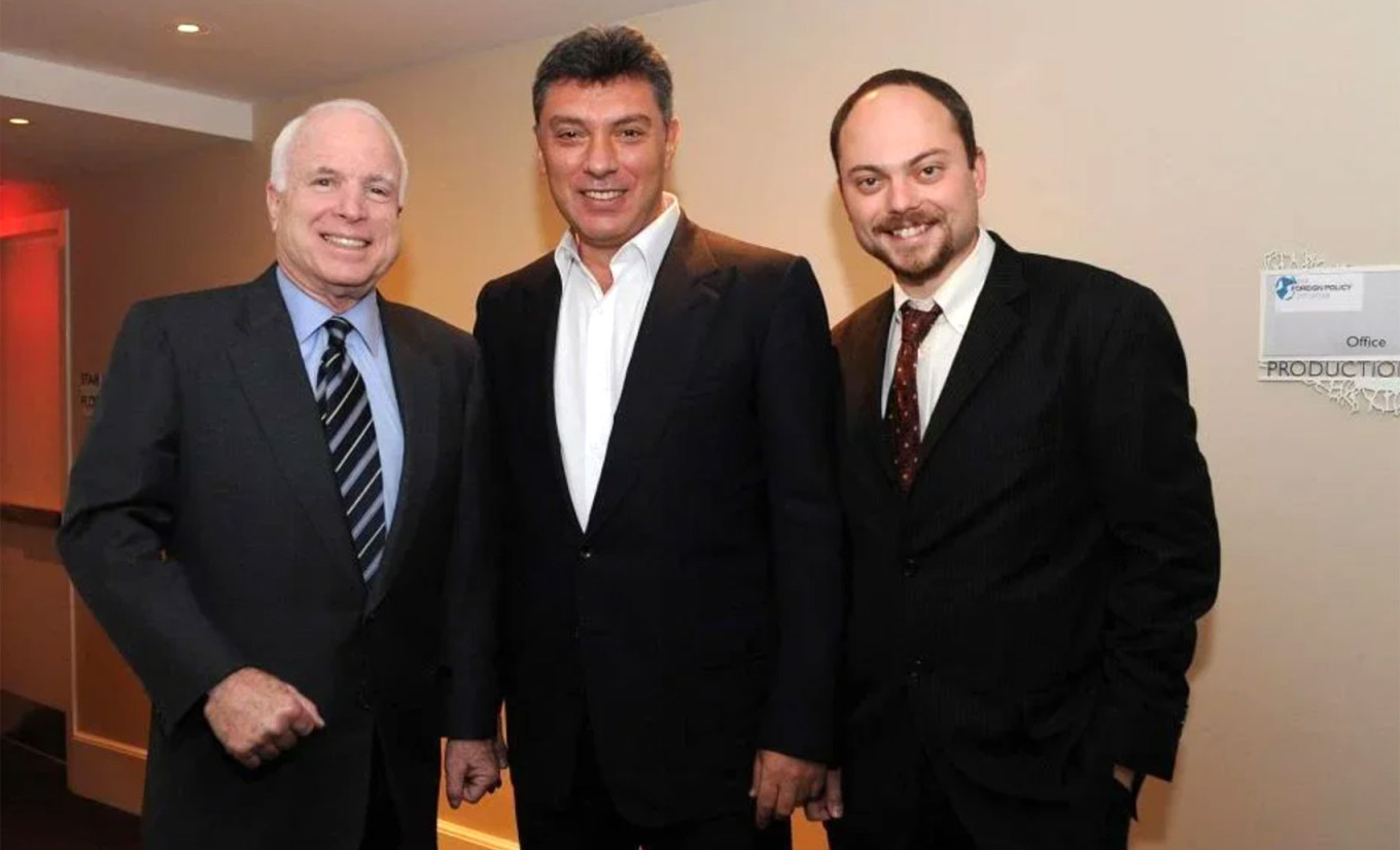 Vladimir Kara-Murza, Boris Nemtsov dan John McCain.  Jembatan Nemtsov