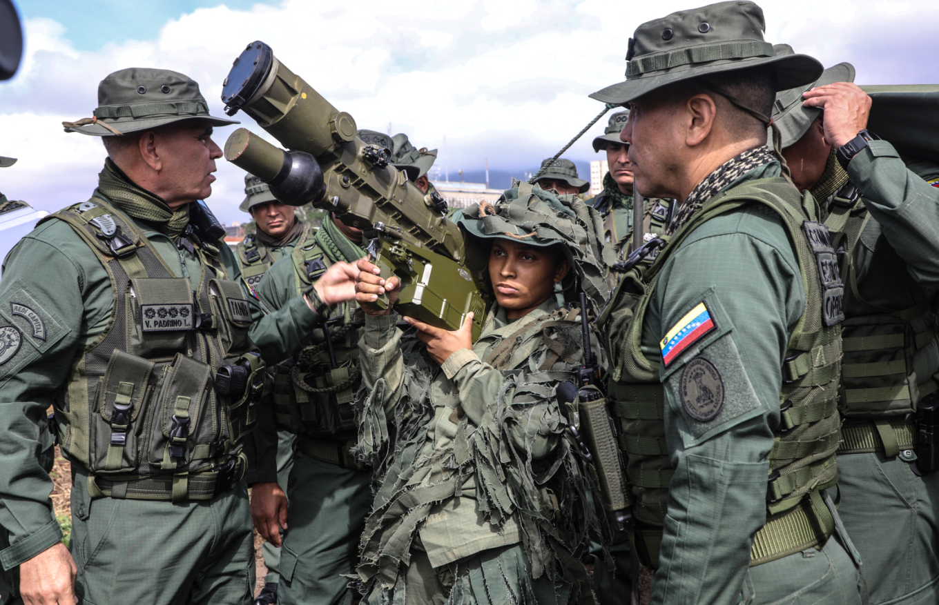 Министр обороны Венесуэлы Владимир Падрино Лопес рядом с солдатом, держащим российский переносной зенитно-ракетный комплекс. Венесуэльское министерство обороны / AFP