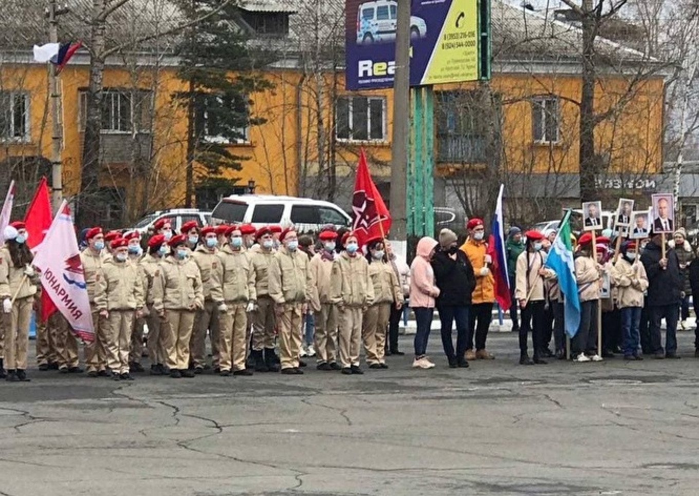 Siberian Schoolchildren Celebrate 'Putin Era' With Portrait Procession - Vimarsana News