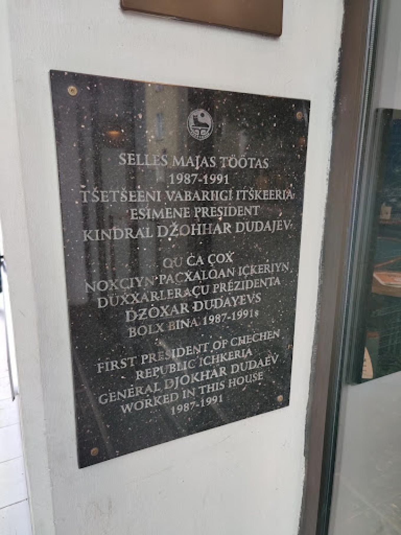 
					A plaque outside Dudayev's former residence in Tartu. The Chechen language is written in Latin characters instead of Cyrillic.					 					Harold Chambers				