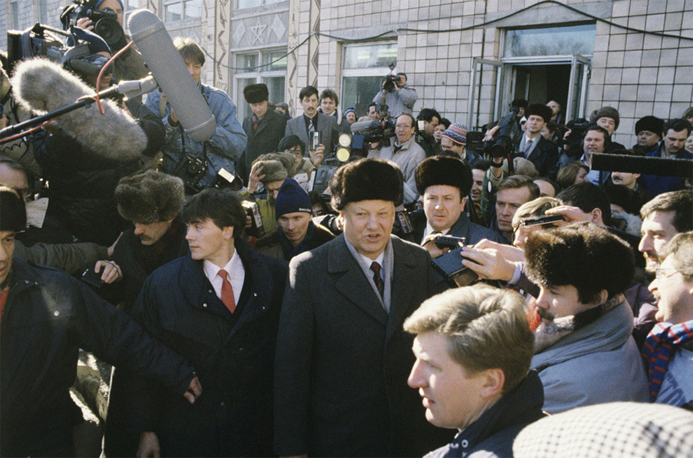 
					Boris Yeltsin, Chairman of the Supreme Soviet of the Russian SFSR, surrounded by journalists near a polling station during a referendum on the future of the Soviet Union in March 1991.					 					RIA Novosti archive (CC BY-SA 3.0)				