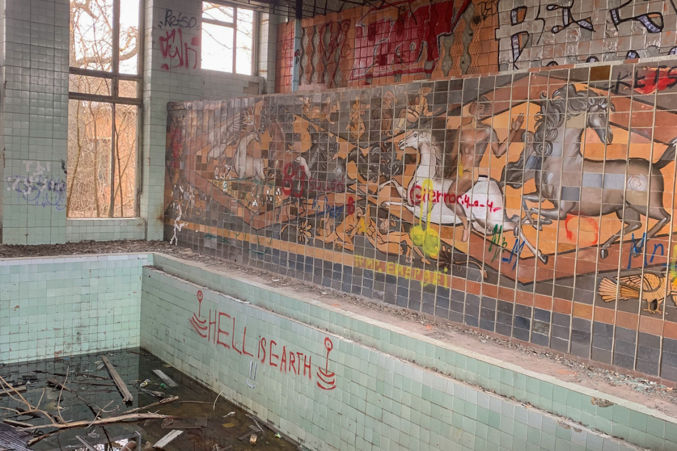 An abandoned swimming pool for workers at the Vostochnaya mine, once one of the region’s crowning complexes. Pjotr Sauer/MT