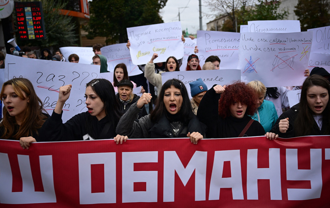 
					Protesters take part in a demonstration against Maia Sandu and joining the EU in Chisinau.					 					Daniel Mihailescu / AFP				