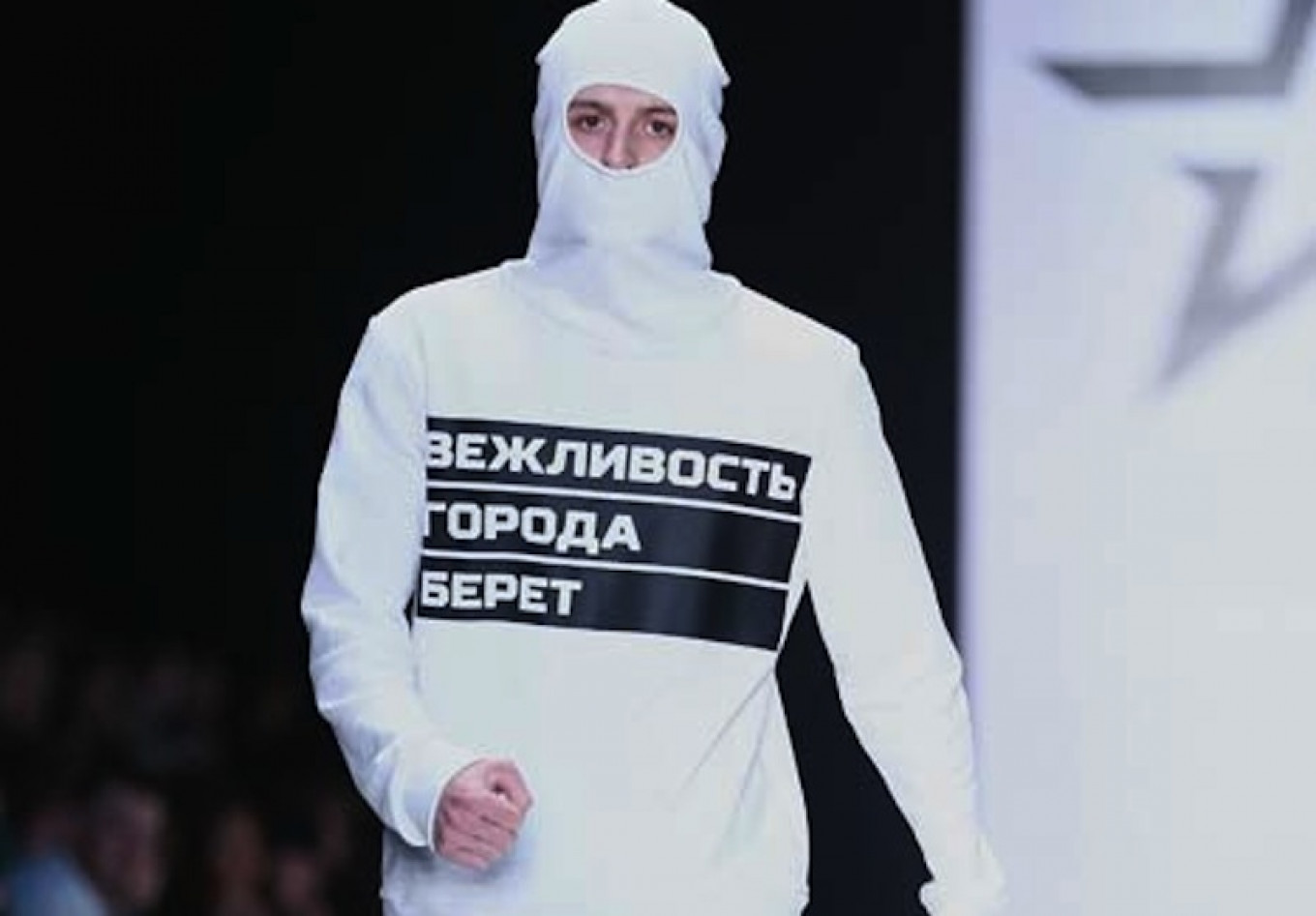Desain Leonid Alexeyev mengangkat tema 'orang-orang yang sopan', sebutan untuk tentara Rusia di Krimea.  Pekan Mode Mercedes-Benz